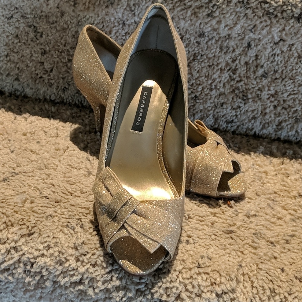 Gold sparkle peep-toe pumps!